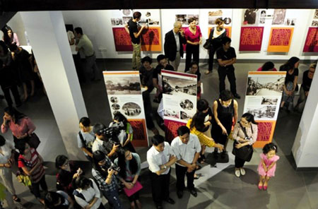 Du khách tham quan triển lãm. 	Ảnh: Thanh Hải